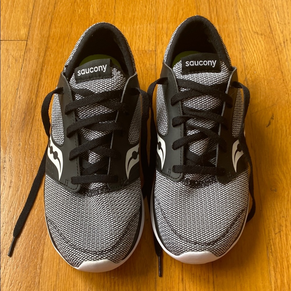 Saucony Kineta Relay Form2U Technology Black and White Sneakers Athletic Shoes